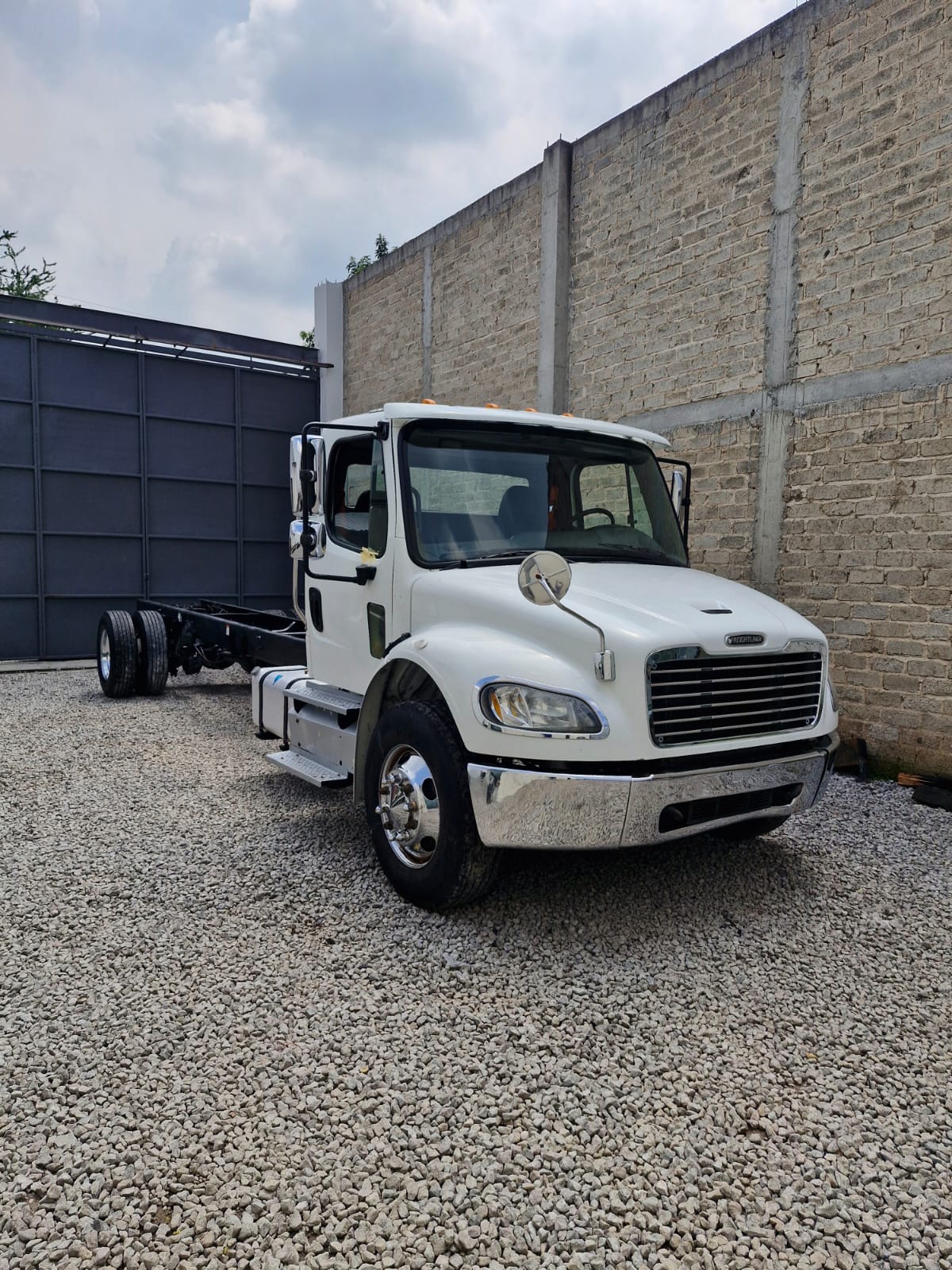 FREIGHTLINER M2