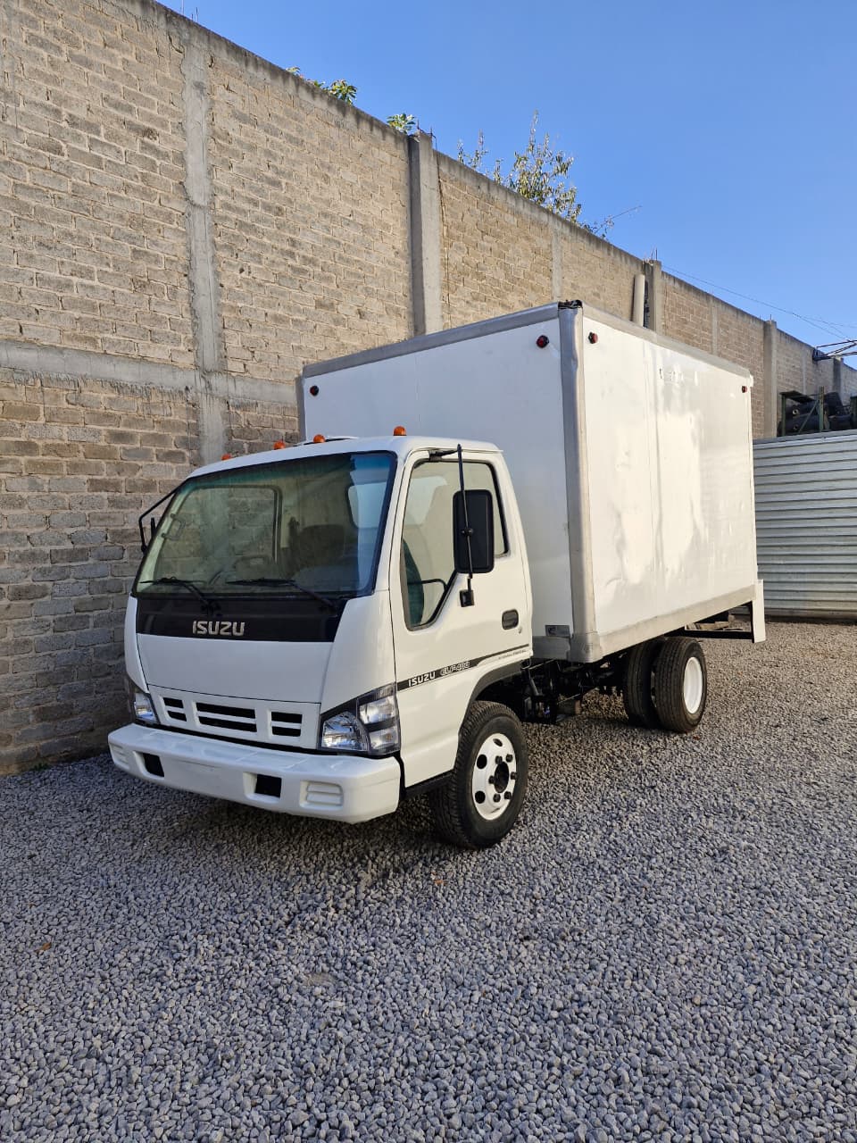 Isuzu ELF 400